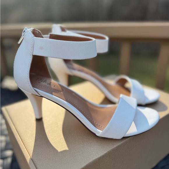 Women's White Kitten Heels size 6 - Picture 2 of 8